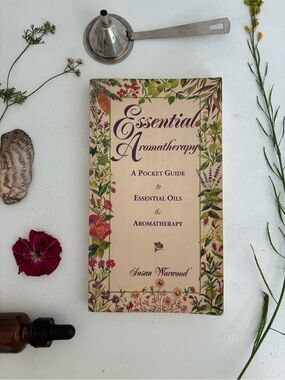 Essential Aromatherapy Pocket Guide — Cream Floral Cover
